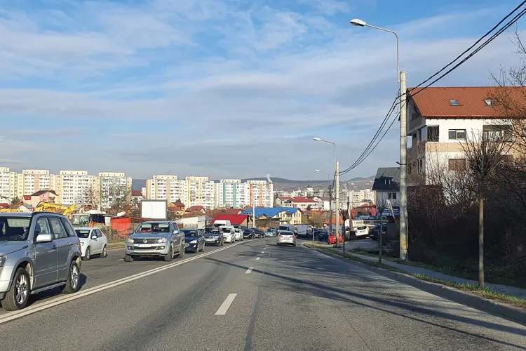 Bătaie de joc pe Frunzișului. Luna aprilie a venit, sensul tot nu s-a făcut - FOTO