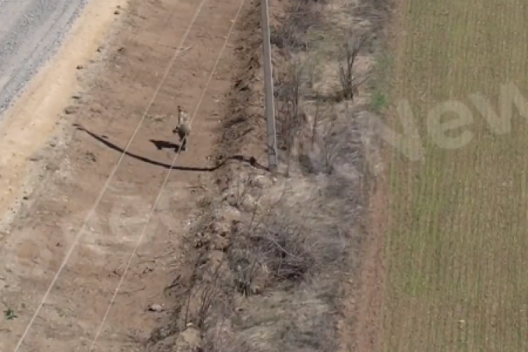 VIDEO - Un soldat rus care fugea din calea unei drone ucrainene a dat de gol poziția unității sale, care a fost distrusă 