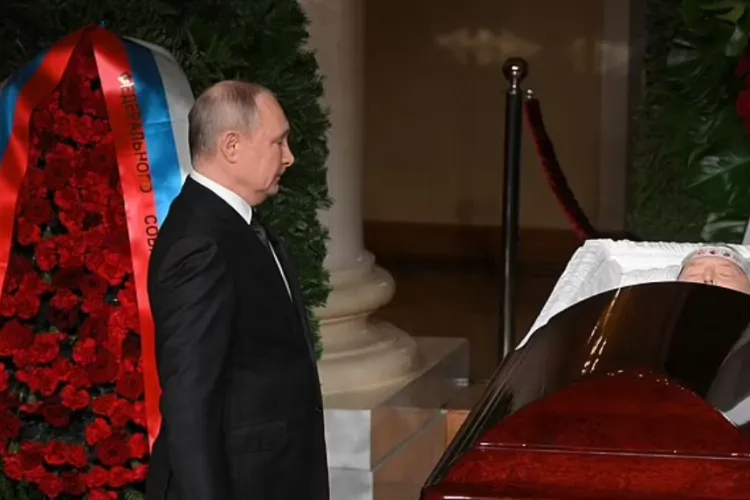 VIDEO - Putin la căpătâiul „prietenului” său, Vladimir Jirinovski, politicianul ultranaţionalist care a amenințat Moldova „cu o baie de sânge”