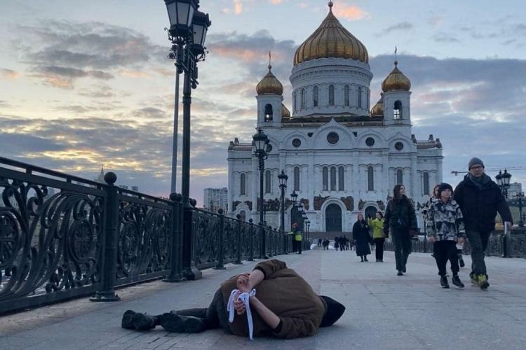 Protest sub nasul lui Putin. Un ostatic civil „mort”, cu mâinile legate, a apărut în patru locuri faimoase din capitala Rusiei