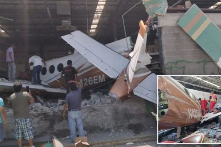 VIDEO/FOTO - Un avion s-a prăbușit peste un supermarket, în Mexic. În magazin erau oameni care făceau cumpărături