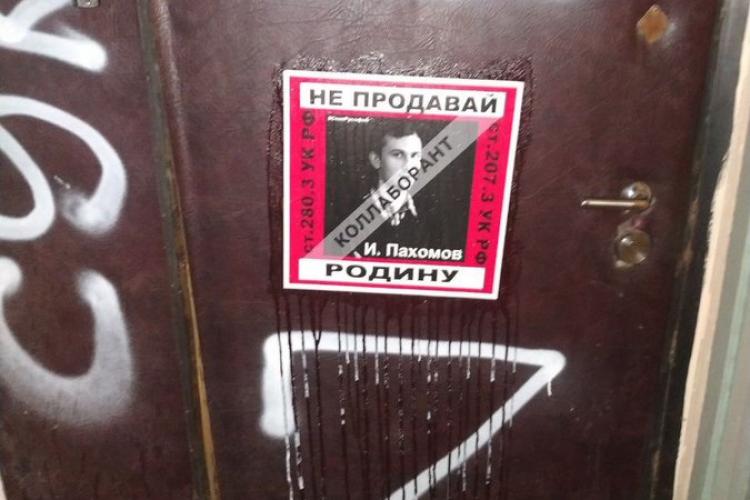 Oamenii care îl critică public pe Putin s-au trezit cu litera „Z” și mesaje de intimidare pe uși. Un jurnalist a găsit un cap de porc la ușă