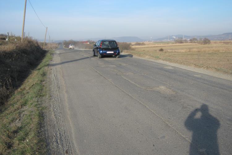 Niciun muncitor nu e pe drumul de pe ruta Beclean - Braniștea - Dej. Șoferii își rup mașinile - VIDEO