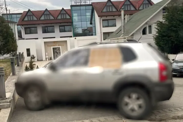 O familie de refugiați ucraineni a ajuns la Cluj cu mașina CIURUITĂ DE GLOANȚE. Imaginile terorii