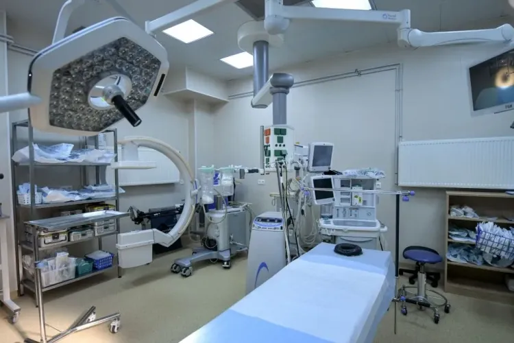 Incident grav la un spital ORL. O masă de operație s-a răsturnat cu tot cu pacienta de pe ea