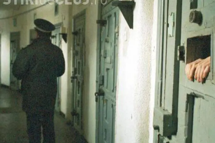 Nereguli la Penitenciarul Gherla. Un deținut și-a bătut un cui în frunte, iar alți doi deținuți ascundeau droguri