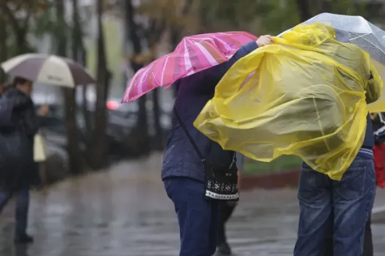 METEO. Cod galben de ploi, vijelii şi ninsori în mai multe judeţe din ţară