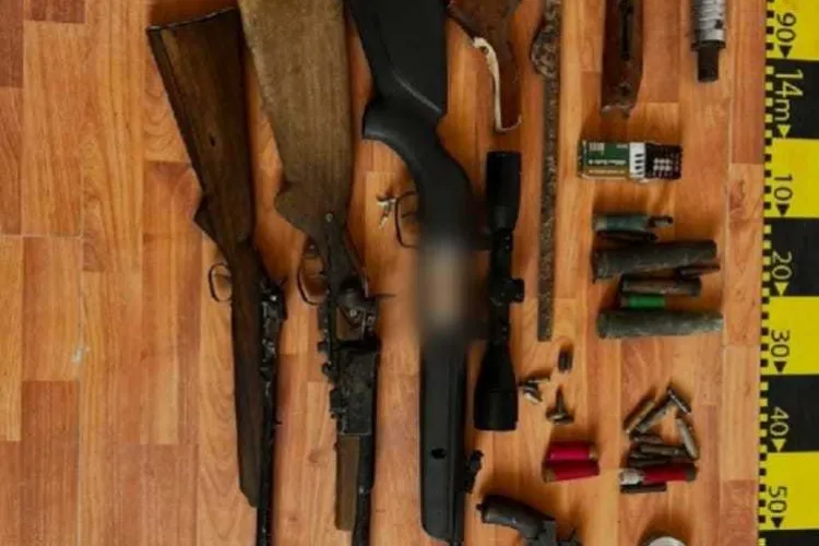 Trei bărbați au fost reținuți pentru deținere ilegală de arme și posesia de droguri de risc