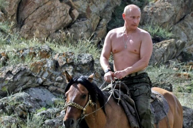 Dictatorul de la Moscova, îngrijorat de aspectul său. Putin face baie din extract de coarne de cerb și călătorește doar însoțit de medici