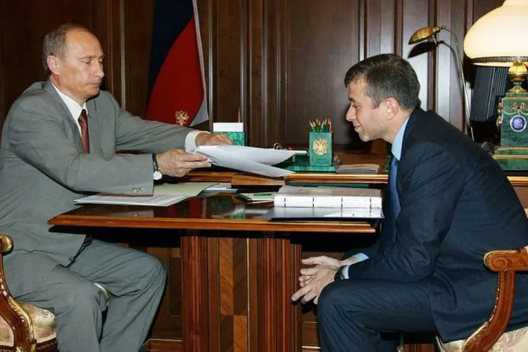 Cine este Roman Abramovici și cum a ajuns oligarhul supranumit ”portofelul lui Putin”