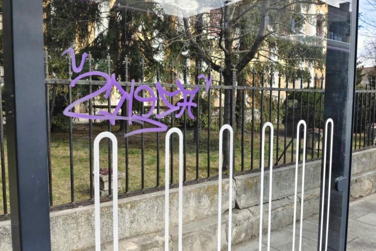 Stațiile de transport în comun abia amplasate în centrul Clujului au fost vandalizate. „Ce-i frumos nu durează mult”