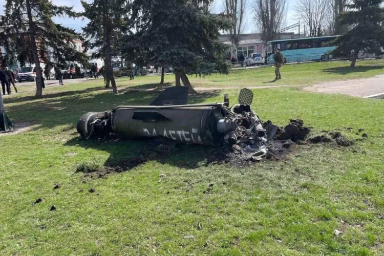 Mesajul halucinant, scris pe racheta care a lovit gara din Kramatorsk. Aceasta a fost ținta unui atac cu două rachete lansate de ruși