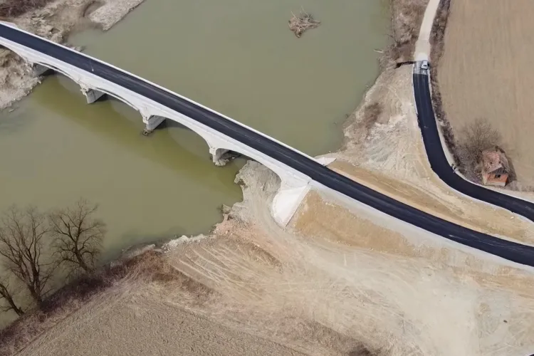 Vrem metrou si tren metropolitan, dar ne minunăm că se mai face câte un pod. S-a turnat asfalt pe cel din comuna Vad - VIDEO