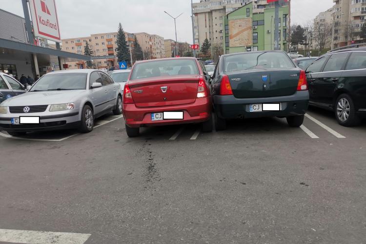 Parcare a la Cluj! Cum a obținut acest șofer permisul? - FOTO