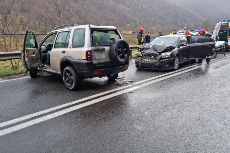 Mașină STRIVITĂ în urma unui accident în județul Cluj. O șoferiță a fost transportată la spital - FOTO