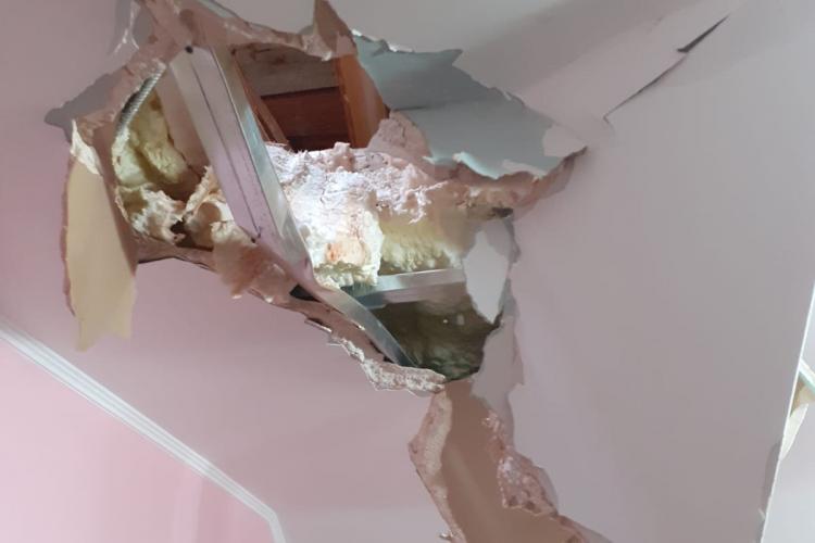 Un bolovan de 50 de kg a căzut din cer prin acoperișul unei case din HUNEDOARA - VIDEO