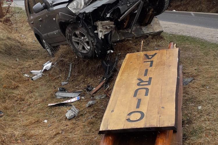 O nouă ”operă” la intrare în Ciurila. Un șofer a demolat troița și a rămas înfipt în soclu - FOTO