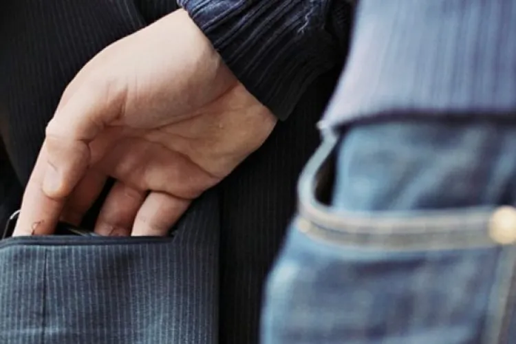 Atenție la hoții de buzunare! Doi bărbați din Cluj-Napoca au fost reținuți după ce au furat telefonul mobil al unei femei, într-un autobuz