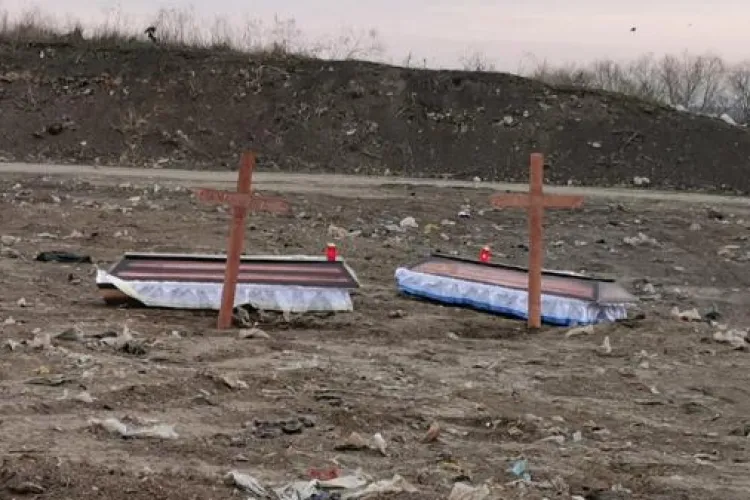 Au vrut să transmită un mesaj de amenințare. S-au folosit de sicrie, cruci și lumânări aprinse. Îngroziți, localnicii au chemat poliția