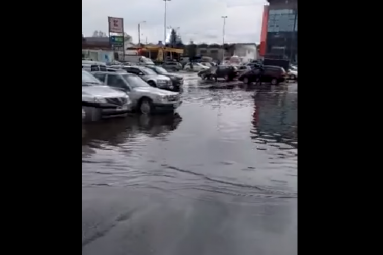 VIDEO - Nu a fost nevoie decât de 10 minute de ploaie pentru a inunda străzile din centrul orașului