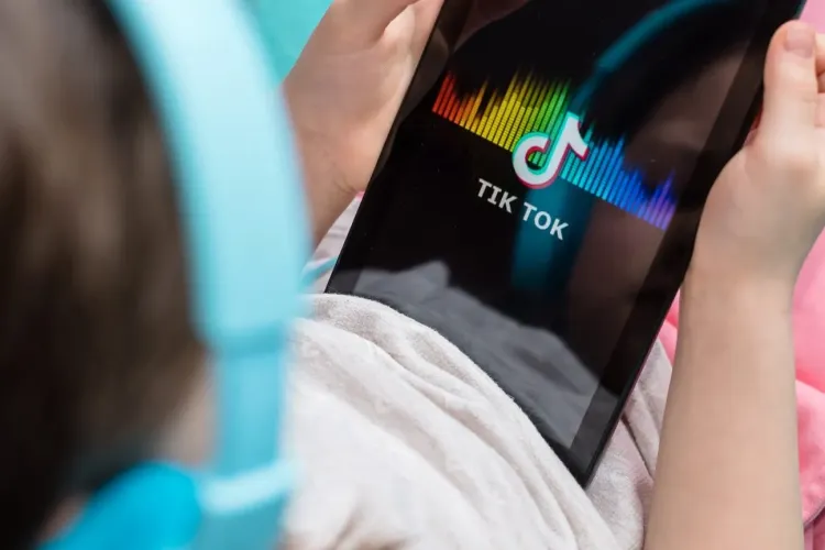 Cum afectează aplicațiile în stil TikTok creierul copiilor. Viața obișnuită pare tot mai plicticoasă 
