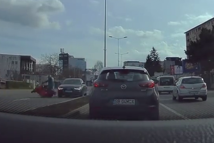 Scuterist lovit de o mașină pe Calea Turzii. Cine credeți că e de vină? - VIDEO