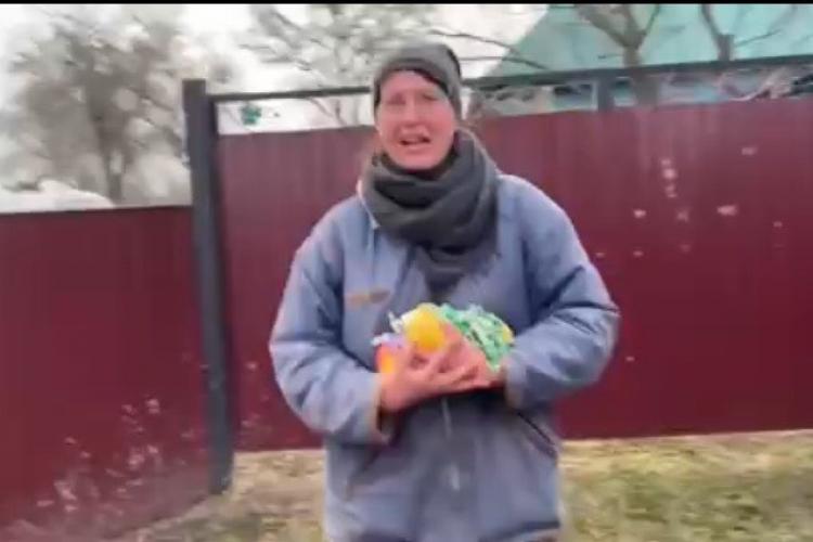 Armata ucraineană, primită cu lacrimi și mâncare într-un sat eliberat: „Cât v-am așteptat”-VIDEO
