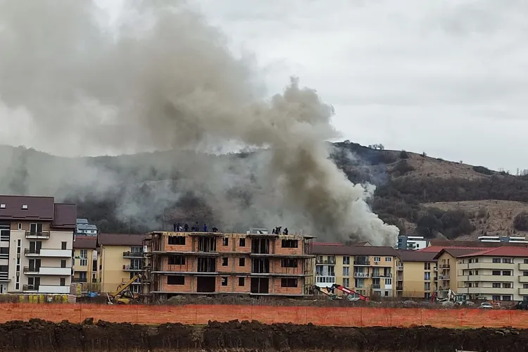 VIDEO - Incendiu în Florești. Mansarda unui bloc de pe strada Porii a luat foc / UPDATE: Imagini din dronă