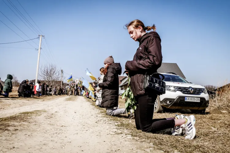 FOTO - „O altă zi, o altă înmormântare”. Povestea lui Vladimir, tânărul soldat ucis care a îngenuncheat oamenii în drum spre cimitir