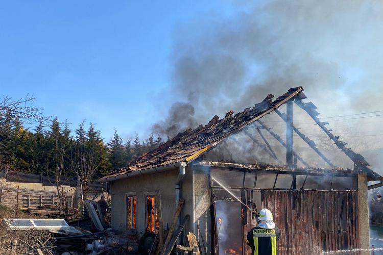 Incendiu violent la Făget. O bunicuță curajoasă a încercat să stingă focul-FOTO