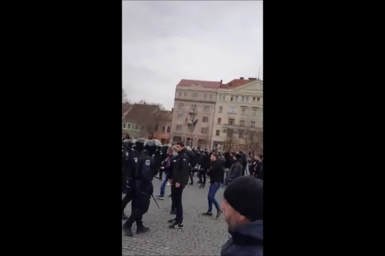 Suporterii Stelei s-au împins cu jandarmii în Piața Unirii. Caută scandal - VIDEO