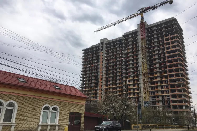 Blocul Maurer Panoramic din Cluj este considerat ”urât” de clujeni, dar și în întârziere - FOTO