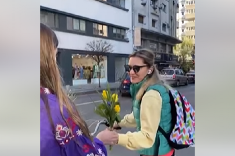 VIDEO - Mai mulți copii ucraineni au oferit flori trecătorilor din Bucureşti, mulţumind pentru sprijinul acordat refugiaţilor