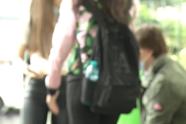 Tot mai multe cazuri de comportament neadecvat al cadrelor didactice, depistate în România. Elevă de 12 ani, sărutată de profesorul de 54