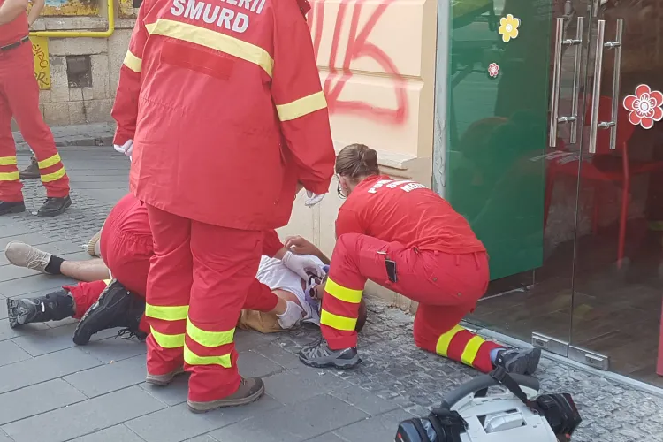 Un nebun drogat lovește în cap clujenii pe Eroilor, cu o pereche de bocanci