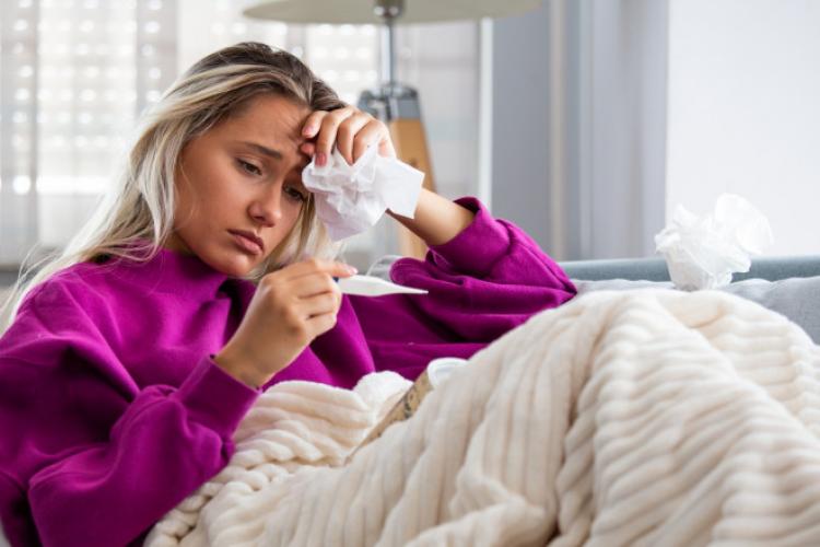 Diferența între gripă și COVID-19. Există un simptom care nu apare niciodată în cazul gripei