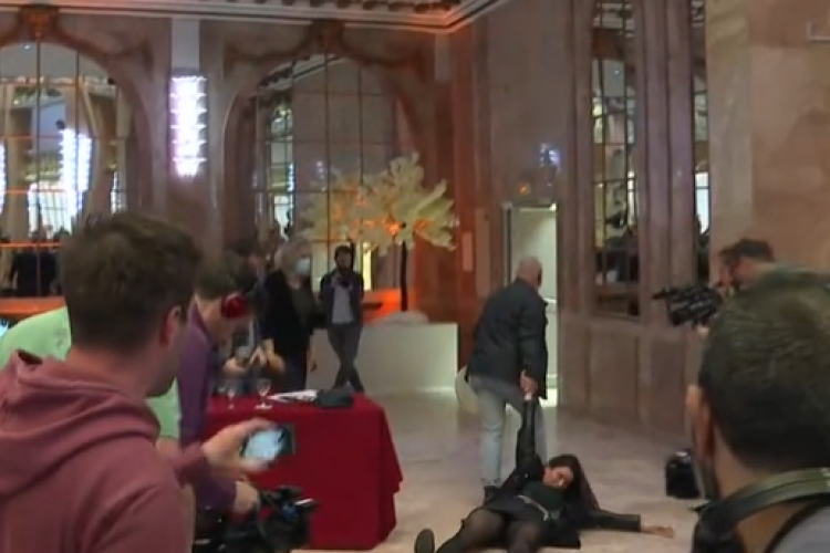 VIDEO - Femeie pusă la pământ și târâtă pe jos, după ce a afișat o fotografie cu Marin Le Pen și Vladimir Putin