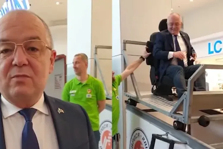 Emil Boc s-a urcat într-un simulator de accidente rutiere - VIDEO   