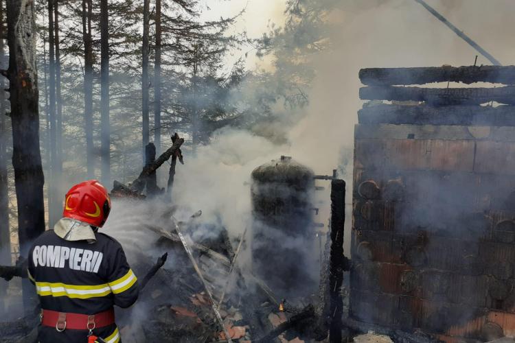 VIDEO: Incendiu violent la o biserică din județul Cluj. Flăcările au pornit de la centrala termică