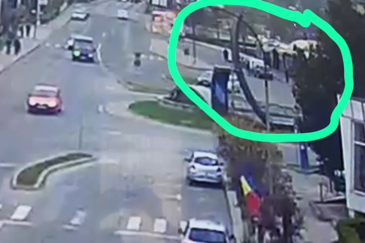  VIDEO - Momentul în care huliganul de la Dej a bătut un șofer și l-a călcat cu mașina 