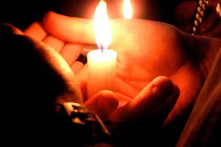 Ce facem cu lumânarea de la Înviere. Cum şi când mai poate fi aprinsă şi de ce nu e bine s-o aruncăm