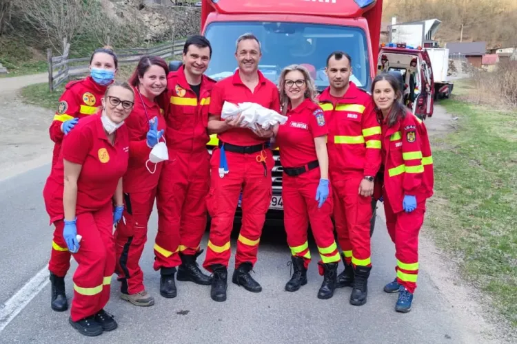 Acțiune memorabilă a ISU Cluj. O femeie a născut in drum spre spital - FOTO