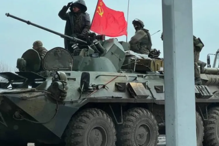 De ce folosesc rușii steagul Uniunii Sovietice în războiul din Ucraina