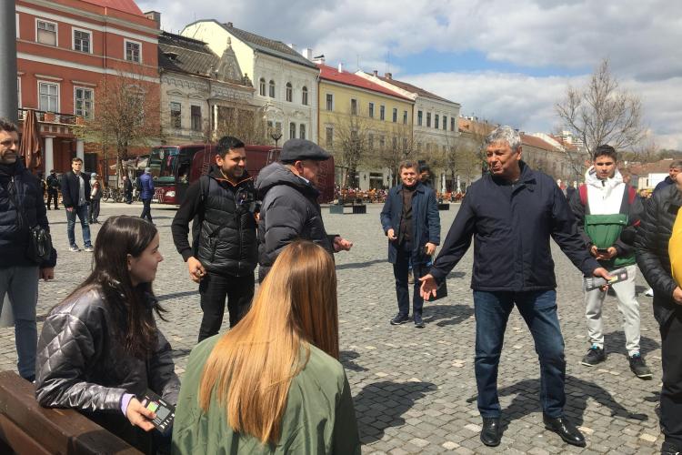 Mircea Lucescu, cel mai titrat antrenor din istoria fotbalului românesc, a împărțit bilete în Piața Unirii pentru meciul amical CFR Cluj-Dinamo Kiev