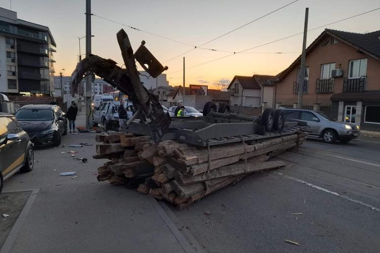 FOTO - O remorcă plină cu lemne s-a răsturnat pe mijlocul străzii Oașului din Cluj-Napoca