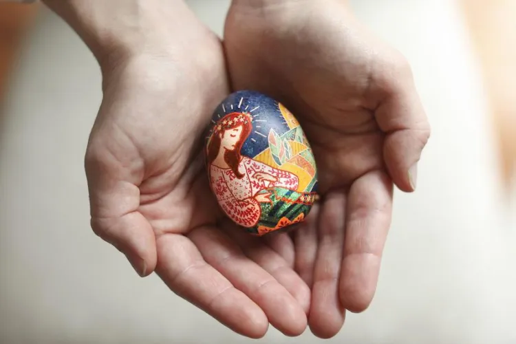 Clujenii sunt îndemnați să treacă pe la Gară și să ducă ouă roșii refugiaților ucraineni care sunt în tranzit la miezul nopții