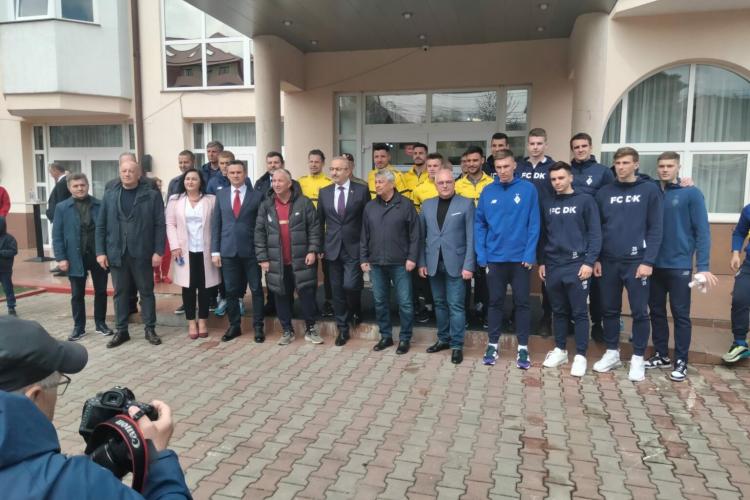 Ministrul Apărării, Vasile Dîncu, împreună cu Mircea Lucescu şi Dan Petrescu au inaugurat un centru pentru refugiaţii ucraineni din Cluj