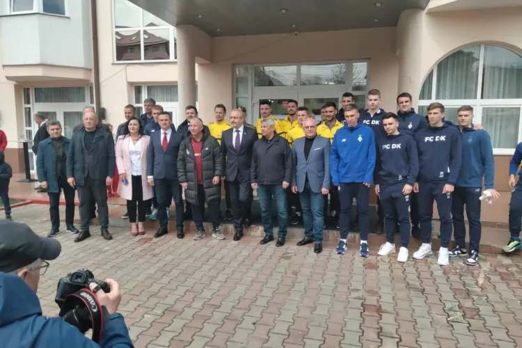Ministrul Apărării, Vasile Dîncu, împreună cu Mircea Lucescu şi Dan Petrescu au inaugurat un centru pentru refugiaţii ucraineni din Cluj