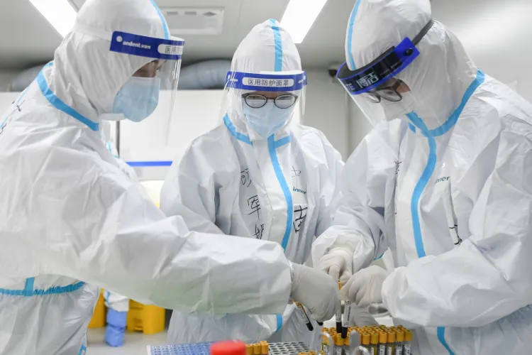 A fost detectat primul caz cu subvarianta BA.5 a variantei COVID-19 Omicron în România. Ar trebui să ne îngrijorăm? Ce spune OMS