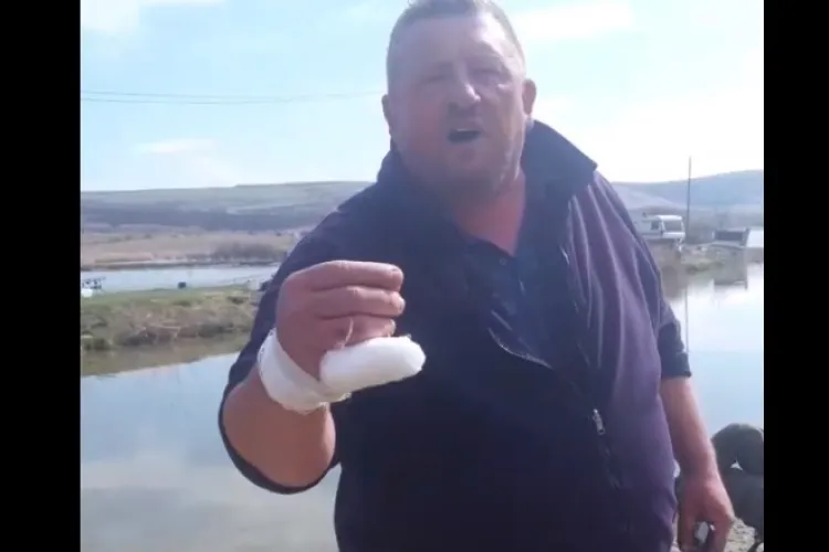 Scandal la lacul din Ciurila! Sotelecan către o bătrână, care spune că e proprietară: ”Aruncați-o în apă careva! Ori mă pușcați, ori vă ia dracu!” - VIDEO